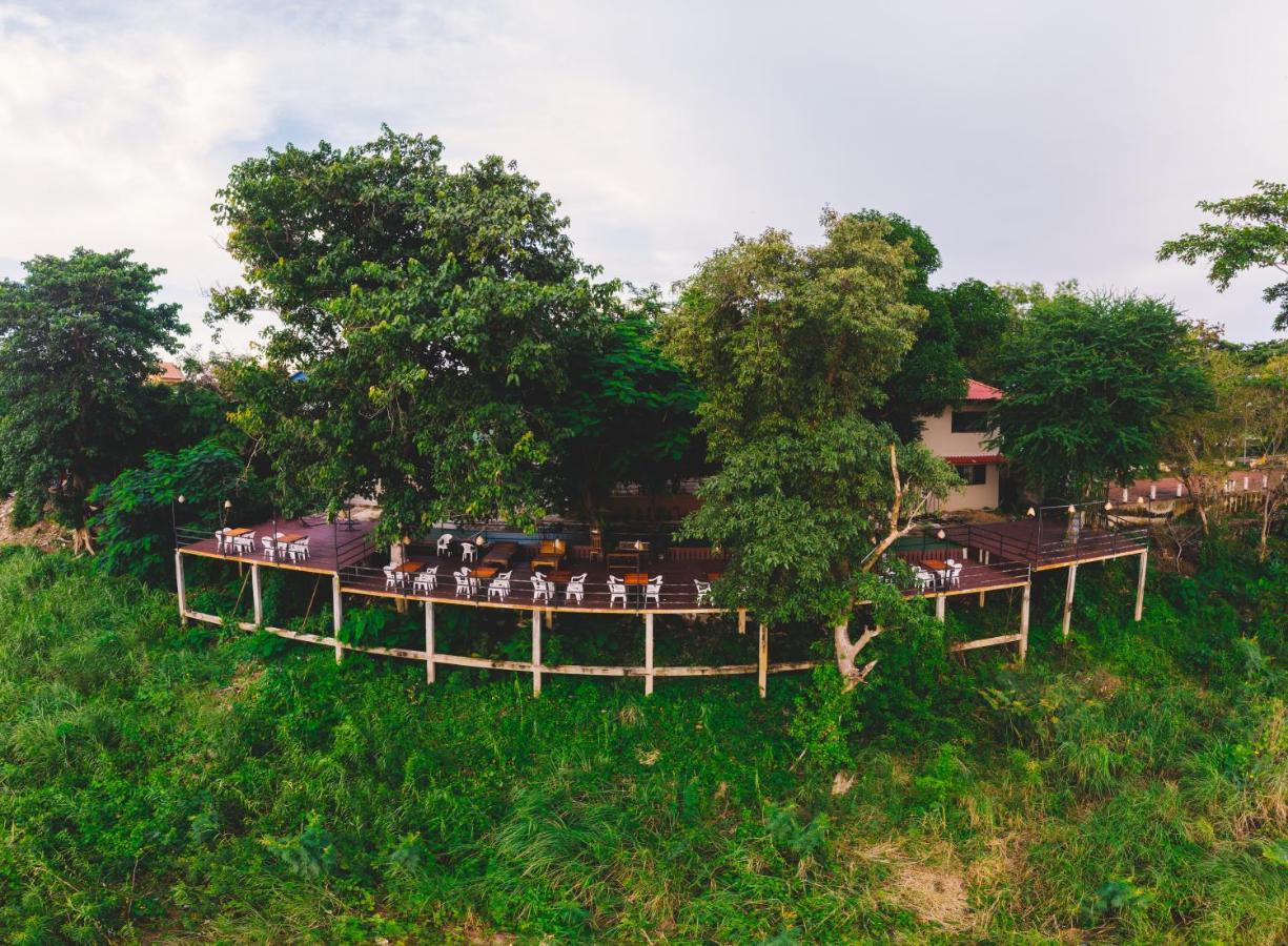 Pilgrim'S Kitchen & Inn Savannakhet Bagian luar foto