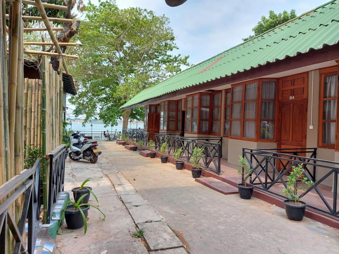Pilgrim'S Kitchen & Inn Savannakhet Bagian luar foto