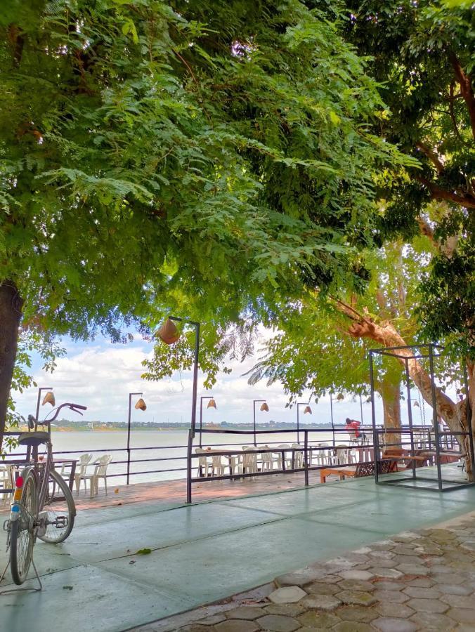 Pilgrim'S Kitchen & Inn Savannakhet Bagian luar foto