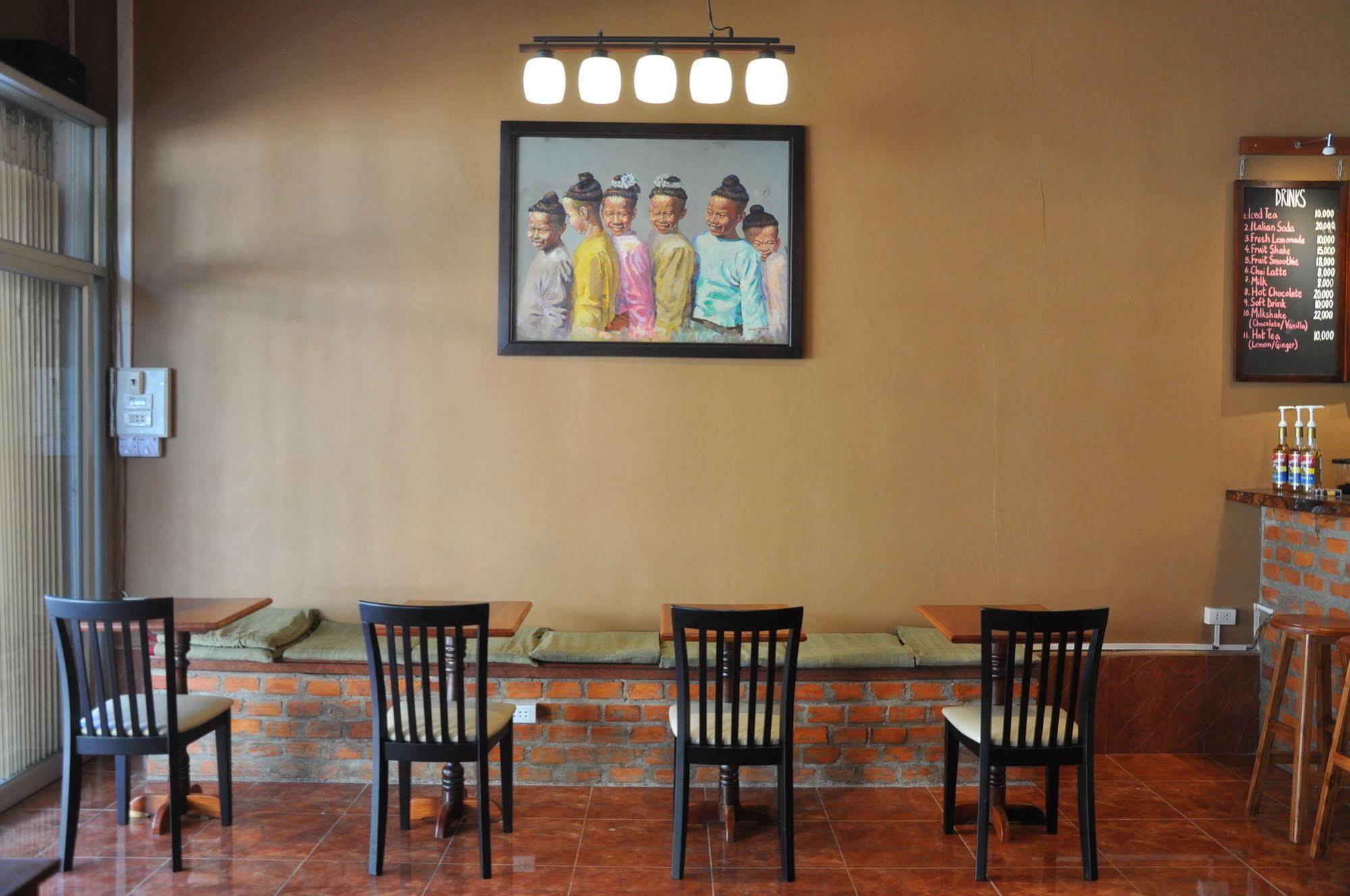 Pilgrim'S Kitchen & Inn Savannakhet Bagian luar foto