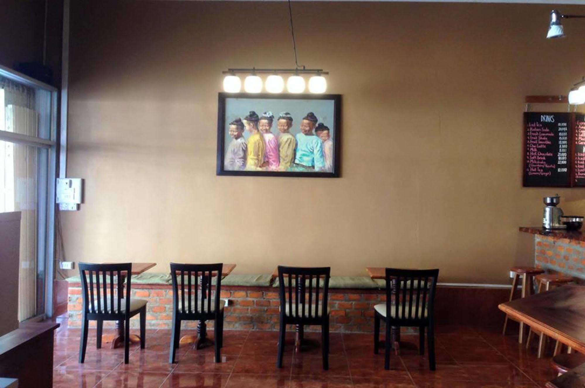 Pilgrim'S Kitchen & Inn Savannakhet Bagian luar foto