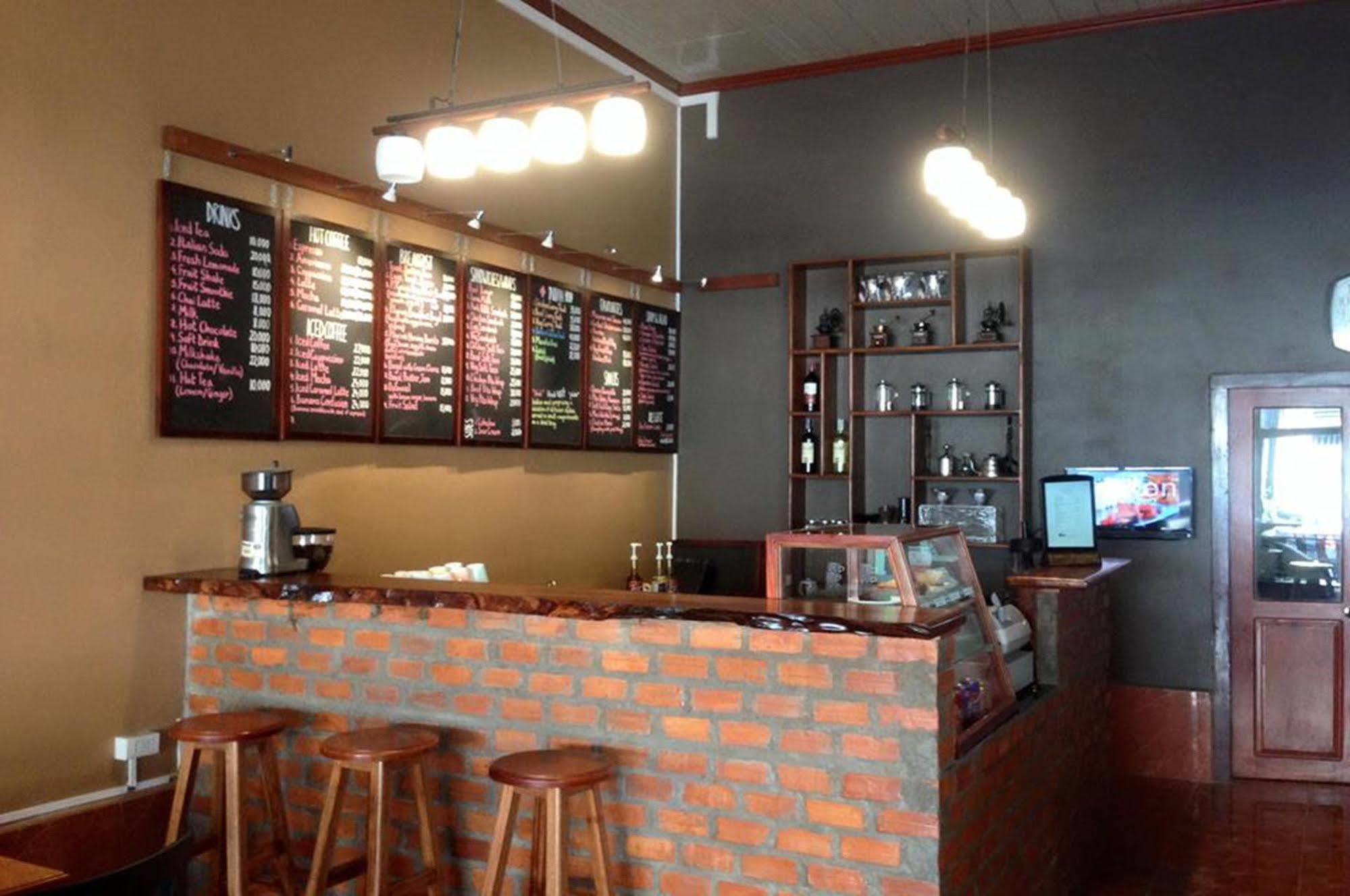 Pilgrim'S Kitchen & Inn Savannakhet Bagian luar foto